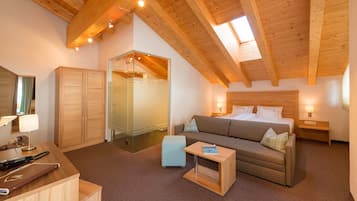 Familien-Vierbettzimmer | Allergikerbettwaren, Zimmersafe, Schreibtisch, Reisekinderbett