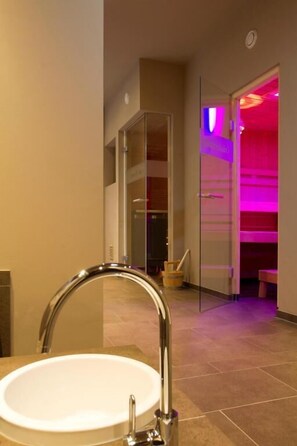 Sauna, baño de vapor, 1 sala de tratamiento y masajes 