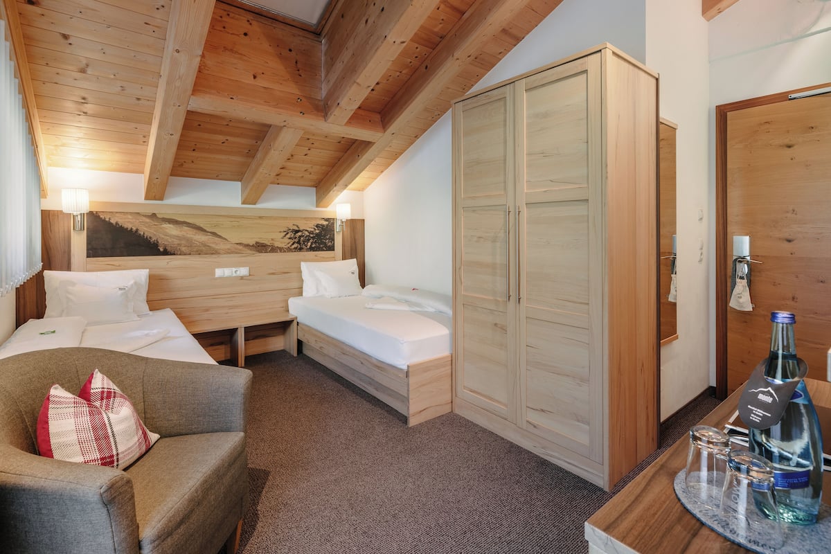 Literie hypoallergénique, coffres-forts dans les chambres, bureau