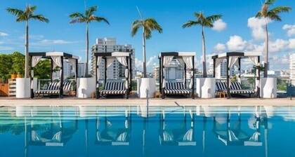 Luxury Condo: Ocean Views, Pool & Gym Access