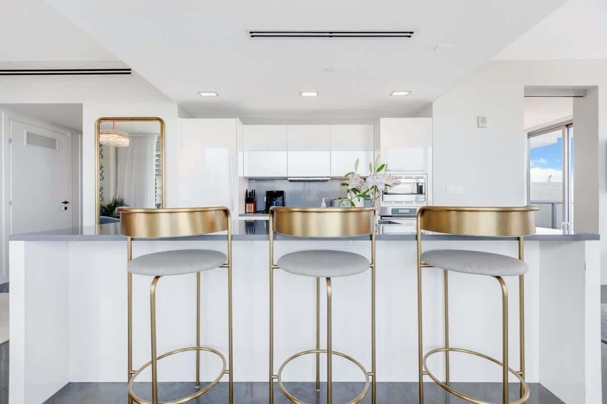 Geladeira, micro-ondas, cooktop, torradeira