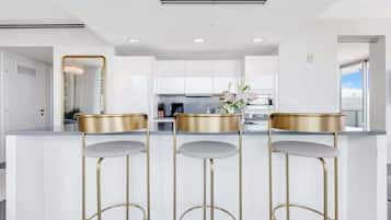 Geladeira, micro-ondas, cooktop, torradeira