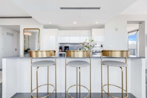 Kühlschrank, Mikrowelle, Herdplatte, Toaster