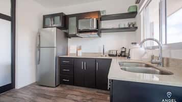 Réfrigérateur, micro-ondes, four, plaque de cuisson