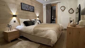 3 bedrooms, iron/ironing board, travel cot, bed sheets