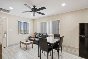 Een 32-inch lcd-televisie met kabelzenders en een televisie