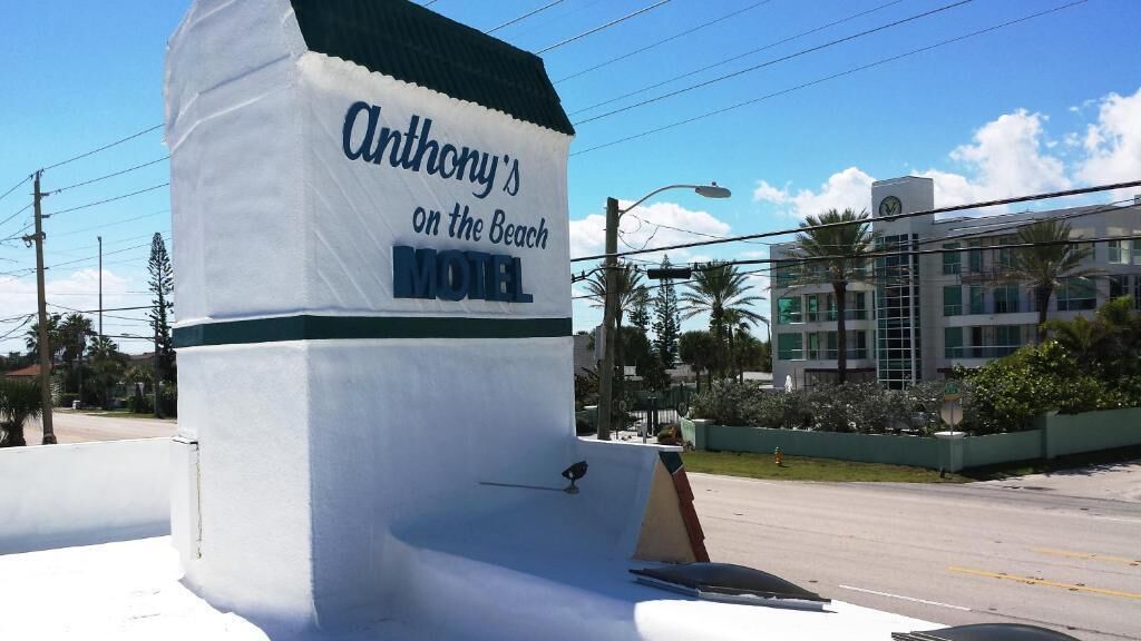 Cartello di motel con la scritta 'Anthony's on the Beach'.