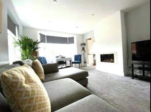 Smart TV, chimenea, reproductor de DVD, mesa de ping pong