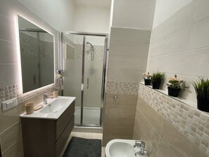 Duschwanne, Haartrockner, Bidet, Handtücher