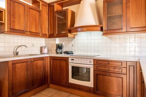 Refrigerador, horno, parrilla de estufa y cafetera y tetera 