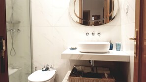Shower, hair dryer, bidet, towels - Bright & Quite flat in the modernist Eixample near Paseo de Gracia (Barcelona)
