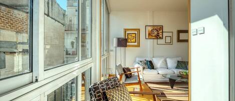 Smart TV, books, stereo