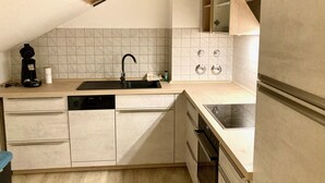 Eine moderne Küche mit Geschirrspüler, Herd und Spüle.