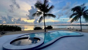 حمّام سباحة مُدفَّأ