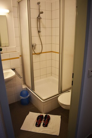 Douche, sèche-cheveux, serviettes fournies