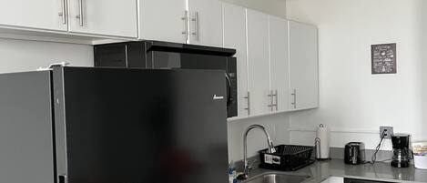 ثلاجة، ميكروويف، موقد طهي مسطح، غسالة أطباق