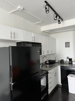 Réfrigérateur, micro-ondes, plaque de cuisson, lave-vaisselle