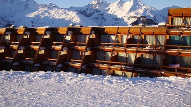 A row of wooden cabins with a snowy mountain backdrop. - 50m from ski slopes, 2nd floor, view ski slopes, balcony, tv, 60m², Les Arcs (Bourg-Saint-Maurice)