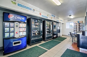 Gift shop - Motel 6 Joplin (Joplin)