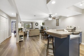 Condo, Multiple Beds, Patio, Mountain View | Private kitchen | Fridge, microwave, oven, stovetop - The Overlook at the Pointe (Branson)