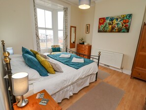 2 bedrooms, individually decorated, individually furnished - White Horses (Whitby)