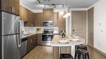 Kühlschrank, Mikrowelle, Ofen, Herdplatte