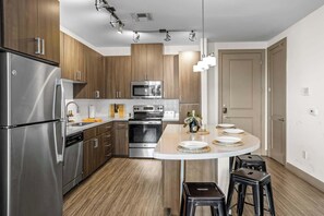 ثلاجة، ميكروويف، فرن، موقد طهي مسطح