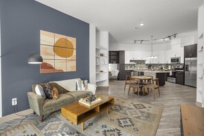 تلفزيون، برامج وأفلام نتفليكس، هولو، خدمات بث