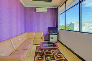 Living area - OYO 3934 Hotel Istana Syariah (Pekalongan)