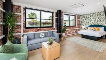Zimmer, 1 Queen-Bett und Schlafsofa, Stadtblick | 1 Schlafzimmer, Zimmersafe, kostenloses WLAN, individuell dekoriert
