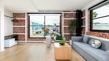 Quarto, 1 cama Queen e sofá-cama, vista para a cidade | Área de estar | TV 40 polegadas com canais digitais