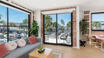 Habitación, 1 cama de matrimonio con sofá cama, balcón, vistas a la ciudad | Zona de estar | Televisión de 40 pulgadas con canales digitales