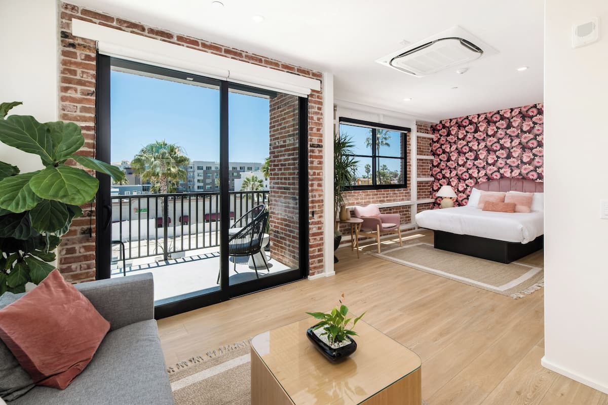 Room, 1 Queen Bed with Sofa bed, Balcony, City View (Suite 301) | Living area | 40-inch TV with digital channels
