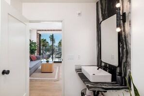 Room, 1 Katil Ratu (Queen) dengan Katil Sofa, Balcony, City View | Bahagian dalam