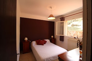 6 bedrooms, iron/ironing board, free WiFi