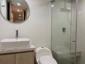 تجهيزات دش، مناشف، صابون، ورق حمّام