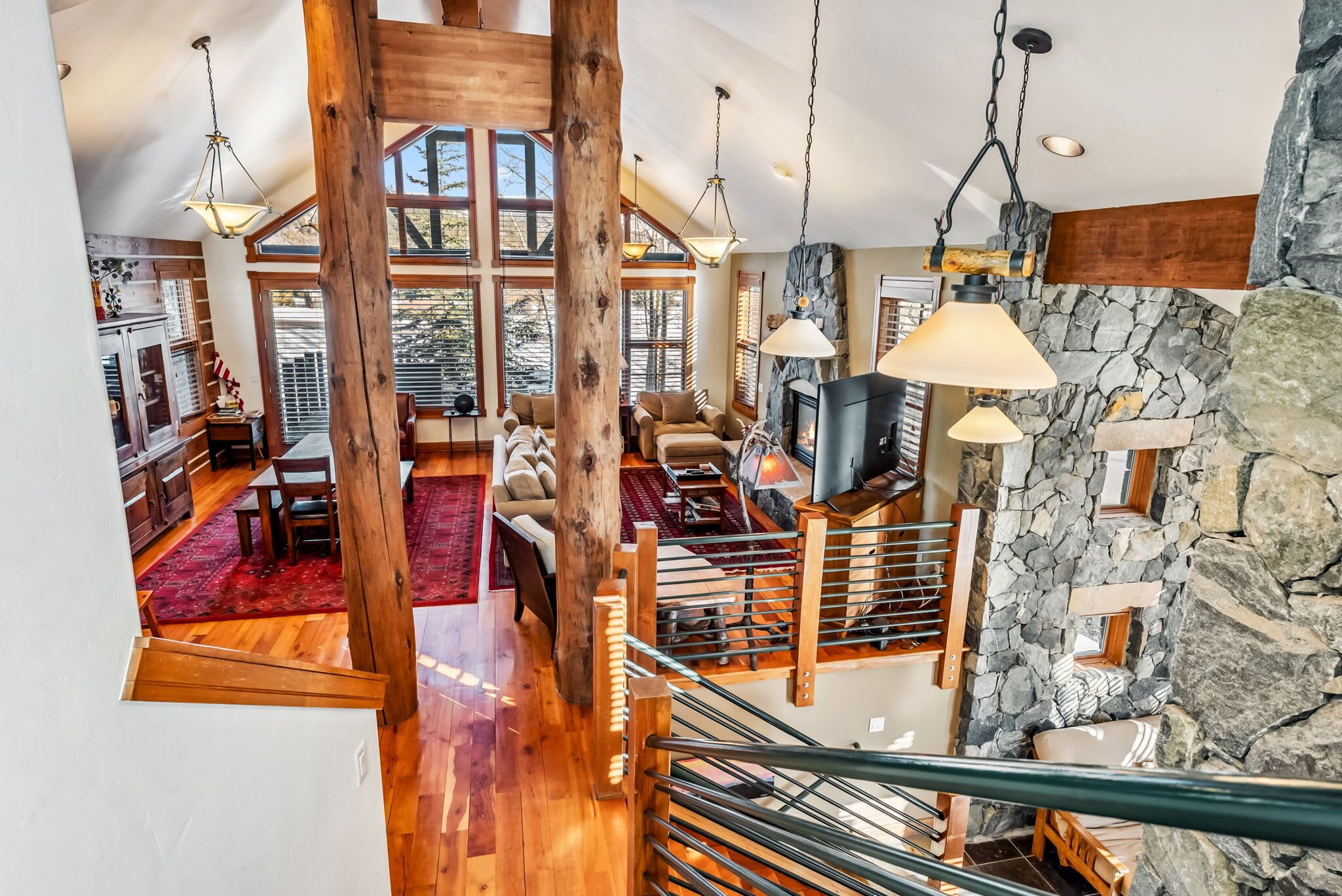 Televisio, takka, työhuone