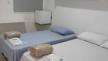 Quarto casal conforto de uso individual | Escrivaninha, espaço de trabalho para notebook, Wi-Fi de cortesia