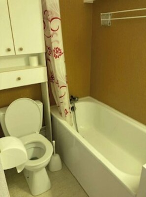 Baignoire, sèche-cheveux, papier toilette