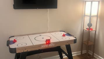 2 Schlafzimmer, Schreibtisch, Bügeleisen/Bügelbrett, kostenloses WLAN