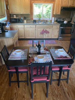 Fridge, microwave, oven, stovetop - Bean’s Place - Adorable ridge top cabin five miles from Ohio University! (Athens)