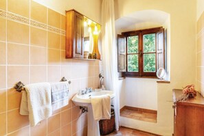 Badewanne, Haartrockner, Handtücher
