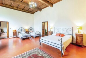 4 Schlafzimmer, Bügeleisen/Bügelbrett, Reisekinderbett, WLAN
