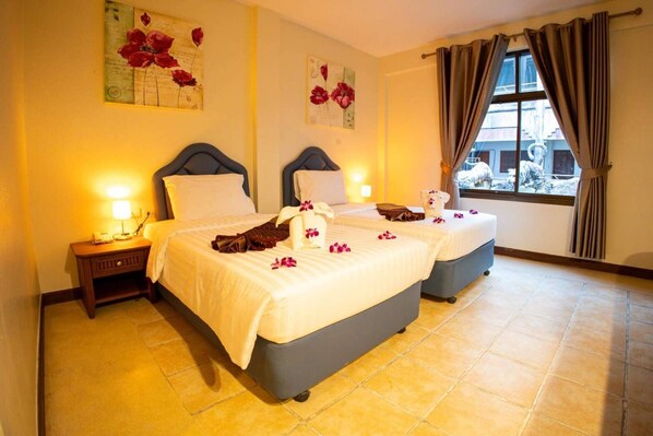 デスク、WiFi (無料)、ベッドシーツ