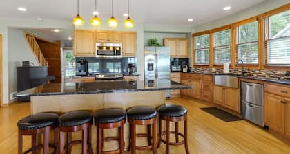 Spacious Waterfront Home on Lake Delavan |Pier |Fire Pit |Deck |Retreat for Family, Friends or Work