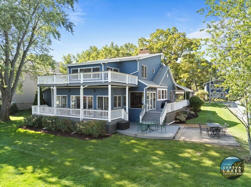 Spacious Waterfront Home on Lake Delavan |Pier |Fire Pit |Deck |Retreat for Family, Friends or Work
