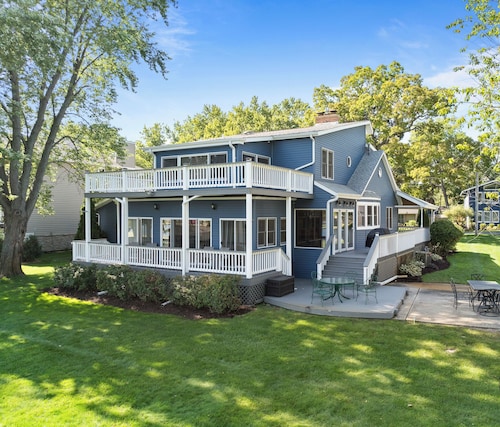 Spacious Waterfront Home on Lake Delavan |Pier |Fire Pit |Deck |Retreat for Family, Friends or Work