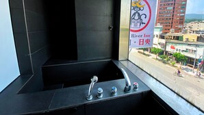 Dobbeltrom – senior | Bad | Dusj, hårføner, tøfler og håndklær