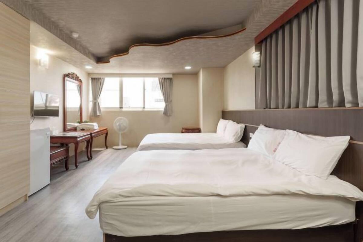 1 habitación, cubrecamas y minibar con artículos gratuitos