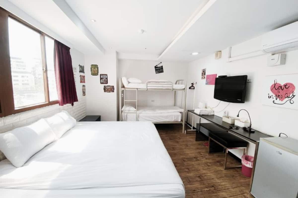 Economy vierpersoonskamer | Donzen dekbedden, een gratis minibar, individueel gedecoreerd